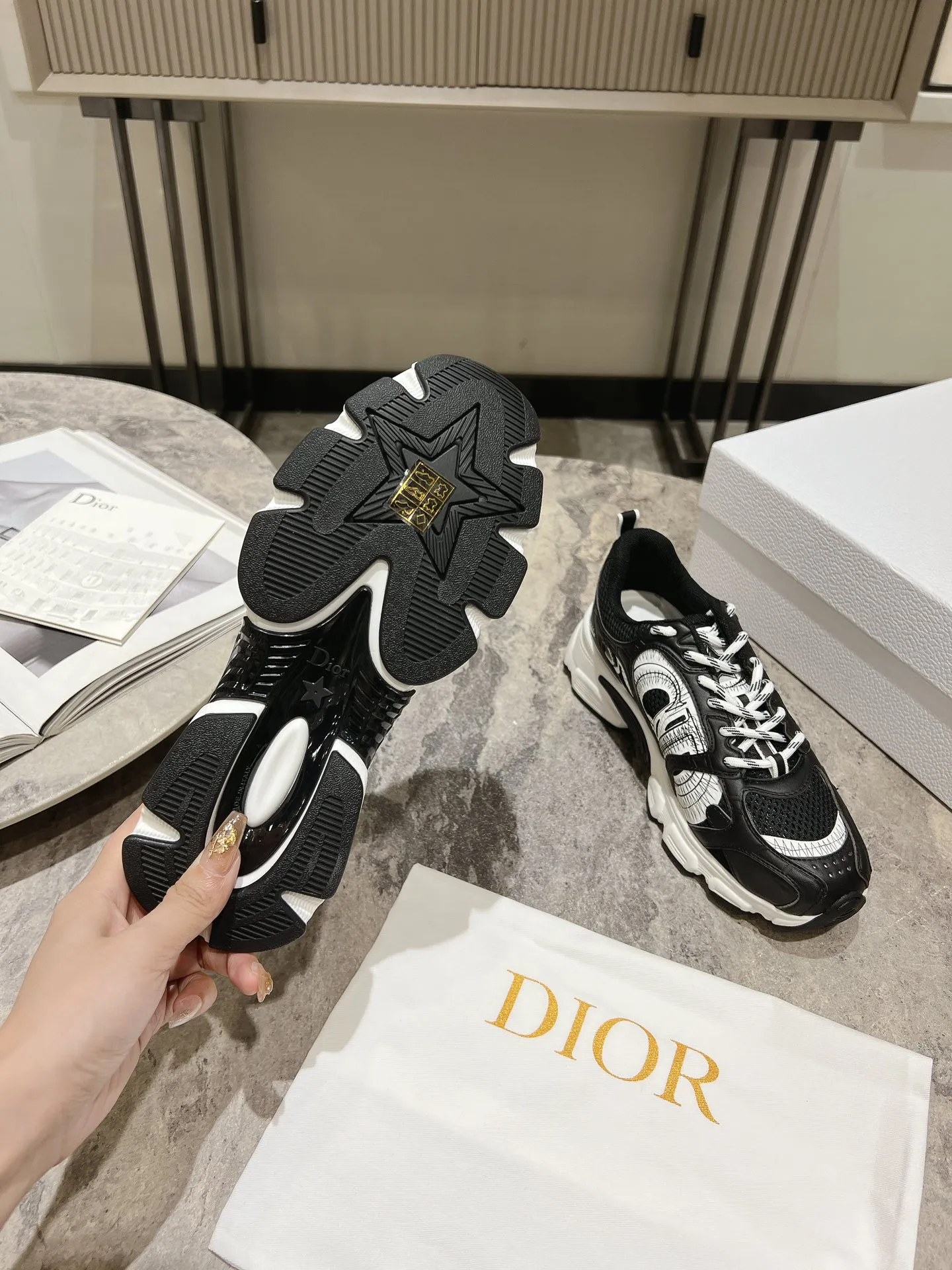 👟👟Ex-factory price 600👟👟 The latest hot model, the star model 2024 main hot product, the newly released Dior Chrono new casual sports shoes, running shoes, dad shoes are really cool, full of futuristic feeling! Really cool! Once again interpreting Dior's concept of cool fashion, the lucky star will bless you with good luck. The new EVA sole is super light and super soft! A perfect replica of the original! Fully matched material and mold! ! Women’s size: 35-39 (40.41 customized)